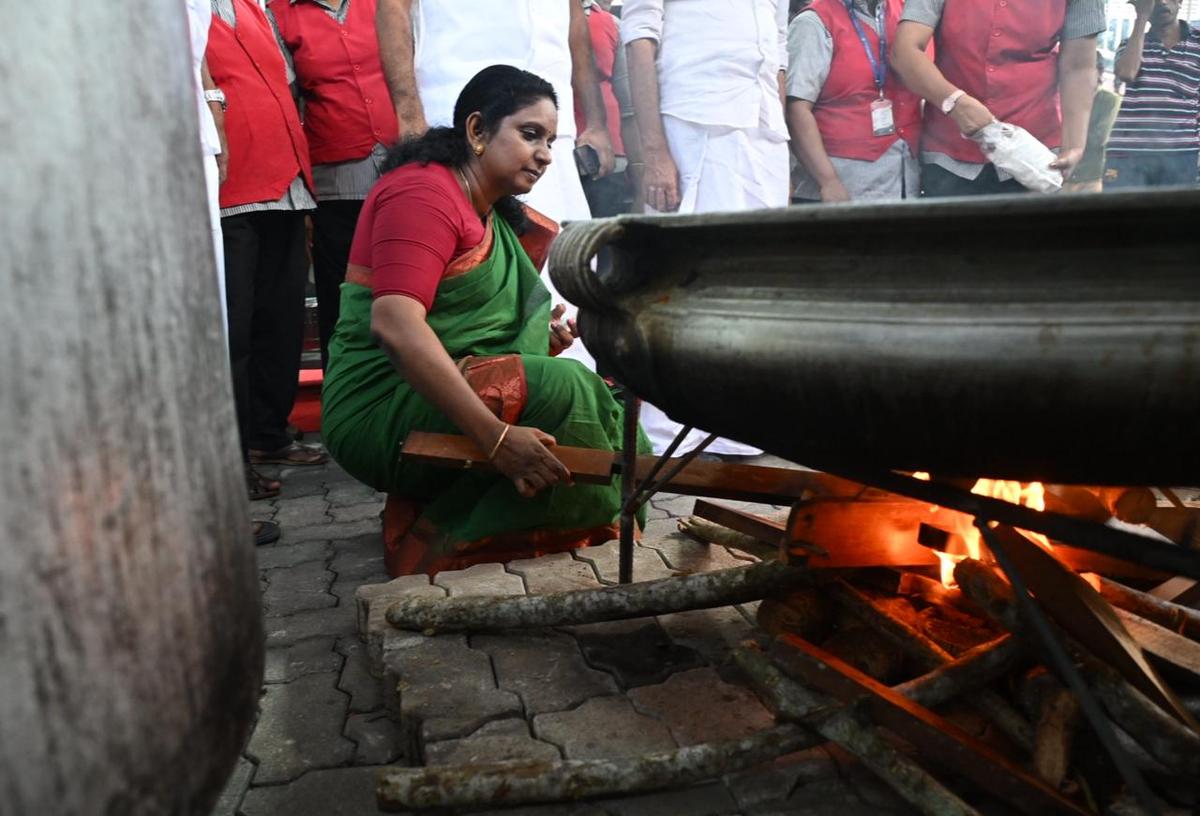 खाना पकाने की गैस की कमी के कारण, भूख-मुक्त पहल के हिस्से के रूप में कोच्चि निगम और कुदुम्बश्री के एर्नाकुलम जिला मिशन द्वारा संयुक्त रूप से संचालित एक बजट भोजनालय, समृद्धि@कोच्चि में जलाऊ लकड़ी के स्टोव का उपयोग किया जा रहा है। कोच्चि के मेयर वीके मिनिमोल ने शुक्रवार को चूल्हे में आग जलाई।